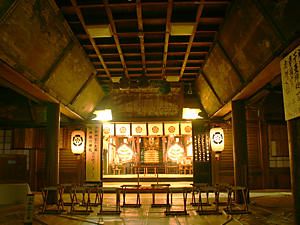 高砂神社の拝殿・本殿のライトアップ夜景