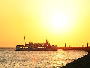 明石港に入港するたこフェリーと夕日