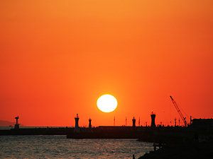 明石港の灯台と夕日