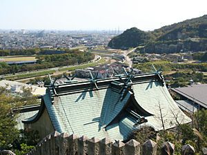 生石神社の拝殿と高砂市の風景
