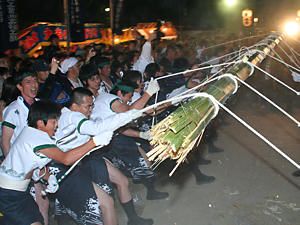 竹に縄を縛り付け地面にたたきつける竹割り神事