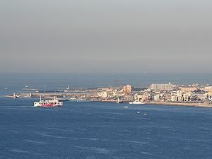 明石港に入港するたこフェリーと明石港・明石市の風景