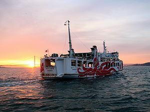 明石海峡の日の出と明石港を出港するたこフェリー