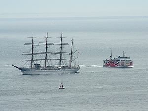 帆船海王丸とたこフェリー/明石海峡第２号灯浮標(浮き灯台)