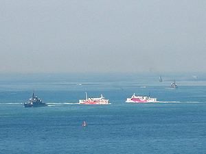 海上自衛隊艦船とたこフェリー/明石海峡第２号灯浮標