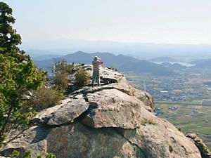 高御位山の山頂の岩場と加古川の風景