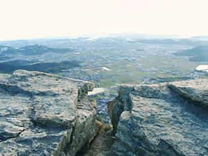 高御位山の山頂の岩場と高砂の風景