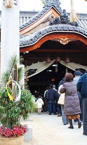 高砂神社の門松と拝殿・本殿