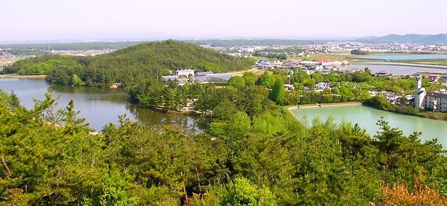 兵庫県立加西フラワーセンター全景と加西市の風景パノラマ写真