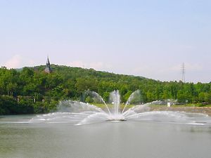 和田ヶ池の大噴水と展望塔