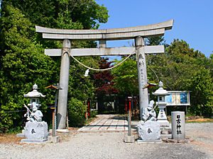 日吉神社の鳥居・両脇には狛猿