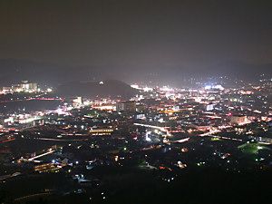 加西市中心部と丸山総合公園地球儀時計の夜景
