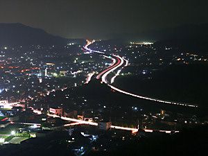 加西市と高速道路の夜景　（中国縦貫自動車道）