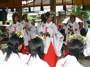 春日神社の巫女さんによる乙女の舞
