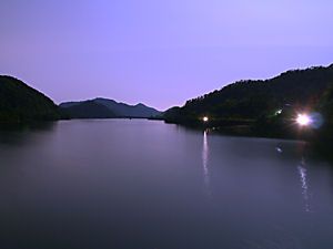 糀屋ダム・翠明湖の月明かり夜景