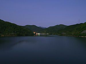 糀屋ダム・翠明湖の月明かり夜景