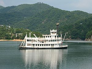 外輪船「デキシークイーン号」/東条湖の遊覧船