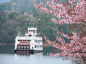 外輪船「デキシークイーン号」と東条湖の桜