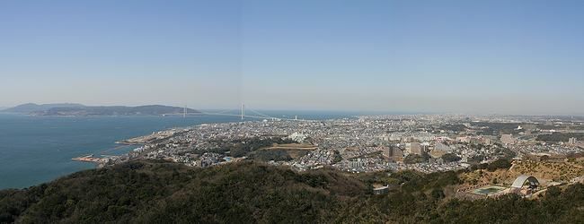 須磨浦公園・須磨浦山上遊園から見た明石海峡大橋　手前は神戸市須磨区と垂水区、対岸は淡路島