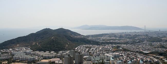 須磨アルプス・栂尾山の山頂から見た明石海峡大橋　左の山は須磨浦公園・須磨浦山上遊園、旗振山、鉄拐山、おらが山