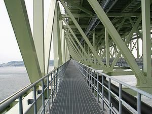 明石海峡大橋の作業通路（点検用管理通路）