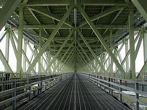 明石海峡大橋の作業通路/大型トラックが通れる