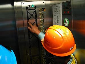 明石海峡大橋主塔の中のエレベーター