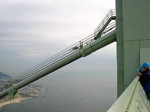 明石海峡大橋主塔頂上からの展望を楽しむツアー客