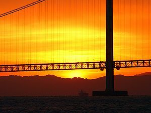 夜明け前の朝焼けに染まる明石海峡大橋