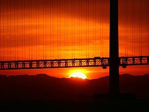 日の出の瞬間と明石海峡大橋