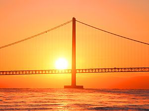 明石海峡大橋と朝日