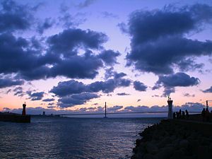 夜明け前の明石港と明石海峡大橋