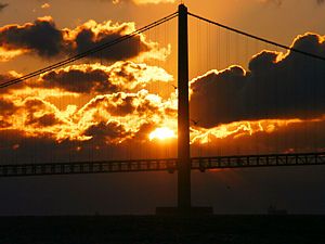 初日の出と明石海峡大橋