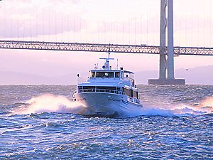 明淡高速船(淡路ジェノバライン)と明石海峡大橋