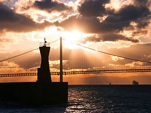 明石港の灯台と初日の出