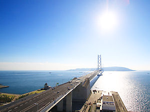 明石海峡大橋と淡路島