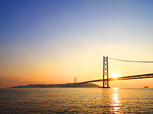 明石海峡大橋と夕日・明石海峡の夕景