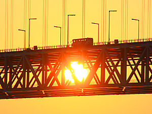 明石海峡大橋と夕日・明石海峡の夕景