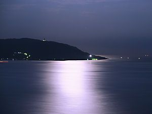 淡路島・江崎灯台の月明かり夜景