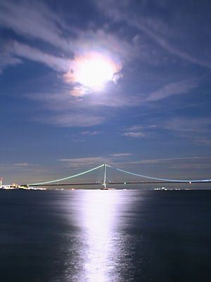 明石海峡大橋のライトアップと瀬戸内海の月明かり夜景