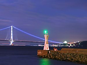 明石港の灯台と明石海峡大橋の月明かり夜景