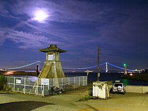 明石港旧灯台の夜景と明石大橋ライトアップ/明石港
