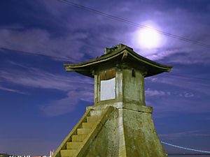 明石港旧灯台の夜景と明石大橋ライトアップ/明石港