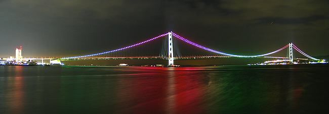 明石海峡大橋のライトアップとイルミネーション・明石海峡の夜景 / 明石大蔵海岸から撮影