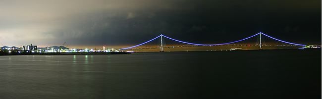 明石海峡大橋のライトアップとイルミネーション・明石海峡の夜景 / 明石港から撮影