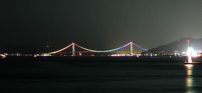 明石海峡大橋のライトアップとイルミネーション・明石海峡の夜景 / 神戸ポートアイランドから撮影