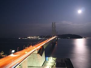 月明かりに浮かぶ明石海峡大橋と淡路島・神戸市垂水区から撮影