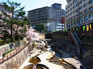 神戸の桜の名所有馬温泉と有馬川、親水公園の桜