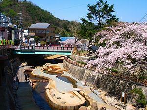 神戸の桜の名所有馬温泉と有馬川、親水公園・太閤橋の桜