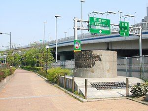 阪神淡路大震災で折れた阪神高速道路の橋脚